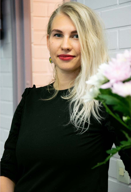 Parturi-kampaaja, Valeria